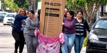 Le regalaron una heladera a su mamá, se hicieron virales y ahora Philco los busca para devolverles el dinero