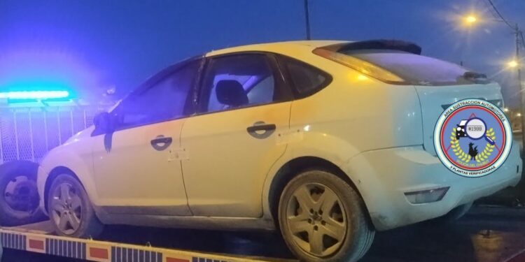 Recuperan en Puerto Madryn un auto robado en Trelew y hallan pertenencias en su interior