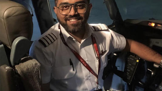 El piloto indio que evitó una tragedia en pleno vuelo fue celebrado como héroe