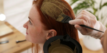 La henna, el tinte vegetal que gana popularidad para cubrir canas de forma natural