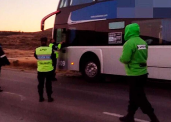 Conductor de un micro con 20 menores dio positivo en un control de alcoholemia sobre la Ruta 40