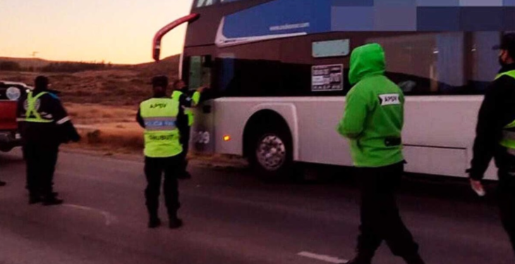 Conductor de un micro con 20 menores dio positivo en un control de alcoholemia sobre la Ruta 40