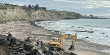 Avanzan las obras de protección costera en la base del Cerro Chenque