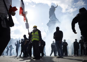 Francia impondrá toques de queda parciales tras una ola de disturbios que dejó casi 2.400 detenidos