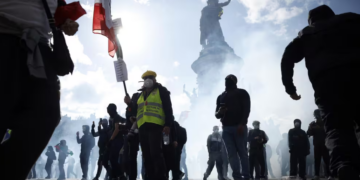Francia impondrá toques de queda parciales tras una ola de disturbios que dejó casi 2.400 detenidos