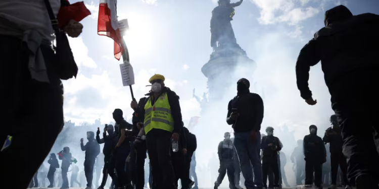 Francia impondrá toques de queda parciales tras una ola de disturbios que dejó casi 2.400 detenidos