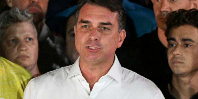 Flávio Bolsonaro llegó a Ecuador tras viajar en un avión privado desde la Argentina