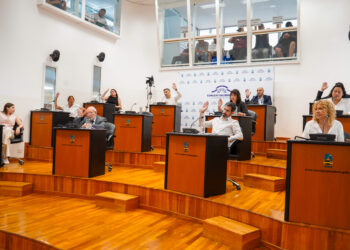 Con lo justo y una banca vacía, se aprobó la emergencia y el aumento del boleto