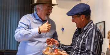 Macharashvili recibió al histórico entrenador de hockey Sergio “Cachito” Vigil