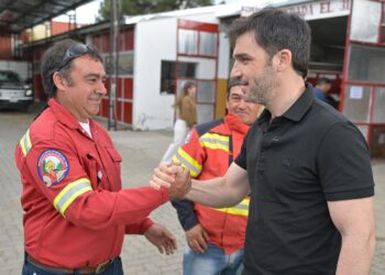 Torres firmó un convenio para incorporar ocho nuevos camiones al sistema de Bomberos Voluntarios del Chubut
