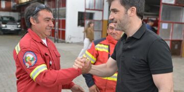 Torres firmó un convenio para incorporar ocho nuevos camiones al sistema de Bomberos Voluntarios del Chubut