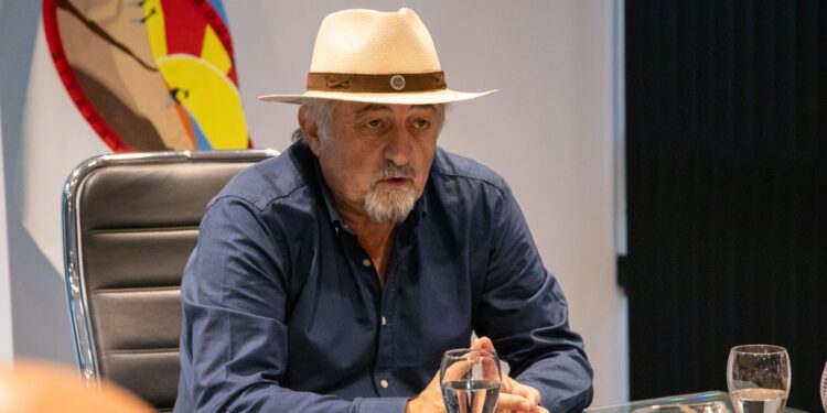 Othar le pegó a Sampaoli