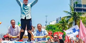 Una multitud acompaña a Lula en la playa de Copacabana de Río de Janeiro
