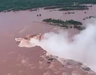 La histórica crecida del río Iguazú obligó a cerrar las Cataratas y suspender las visitas