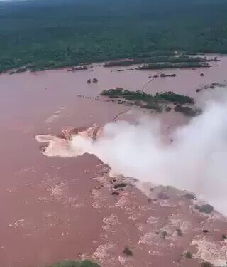 La histórica crecida del río Iguazú obligó a cerrar las Cataratas y suspender las visitas