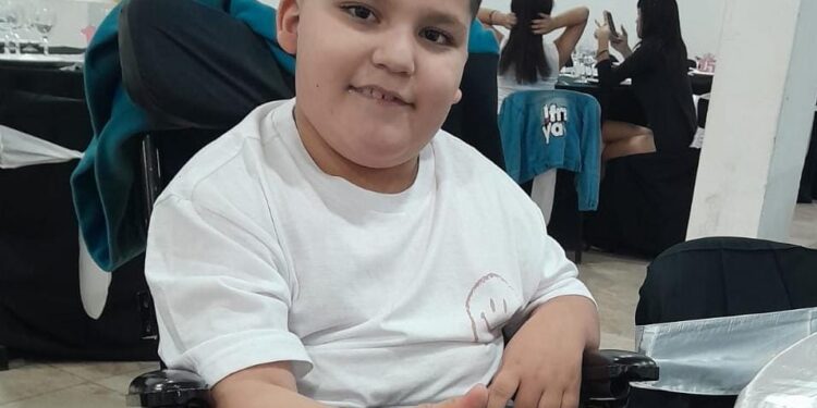Nehemias necesita una nueva silla de ruedas y su familia busca reunir $17 millones