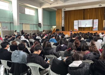 Más de 300 estudiantes secundarios de Comodoro participaron de una charla sobre prevención de trata de personas