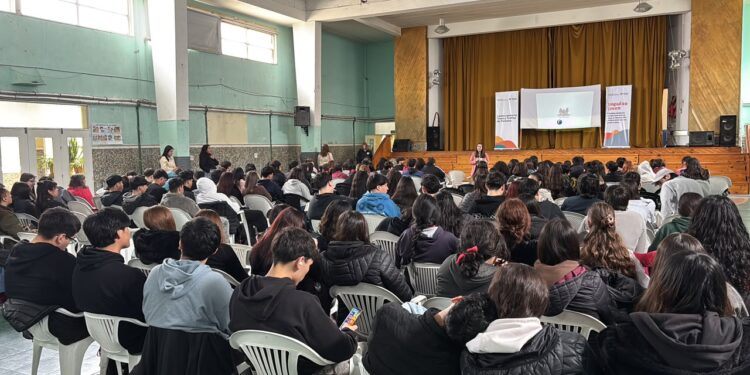 Más de 300 estudiantes secundarios de Comodoro participaron de una charla sobre prevención de trata de personas