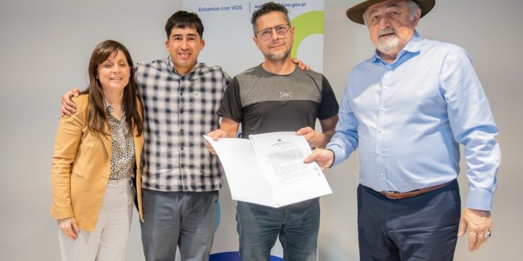 Macharashvili concretó la primera entrega de 39 terrenos con servicios para vecinos afectados por el cerro Hermitte