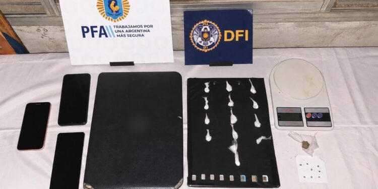 Allanaron un presunto punto de venta de drogas frente a una plaza y cerca de una escuela
