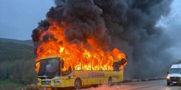 Se incendió por completo un colectivo de Petrosar sobre la Ruta 3