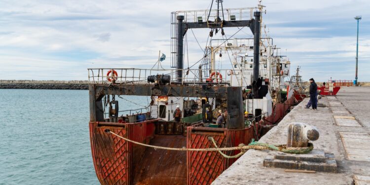Torres destacó el ingreso del primer buque al renovado Astillero de Comodoro