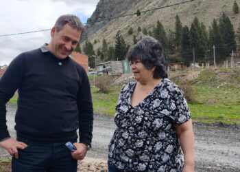 Luque recorrió barrios de Esquel y puso el foco en la falta de oportunidad  para los jovenes