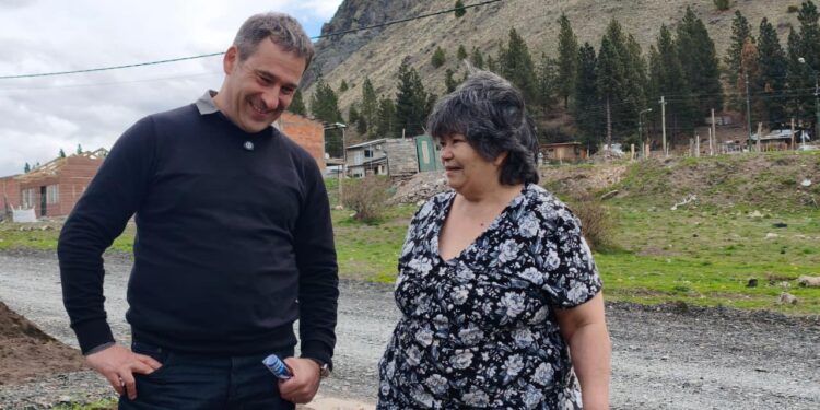Luque recorrió barrios de Esquel y puso el foco en la falta de oportunidad  para los jovenes