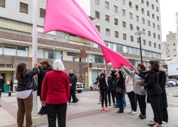 El Municipio acompañó el tradicional izamiento de la bandera rosa
