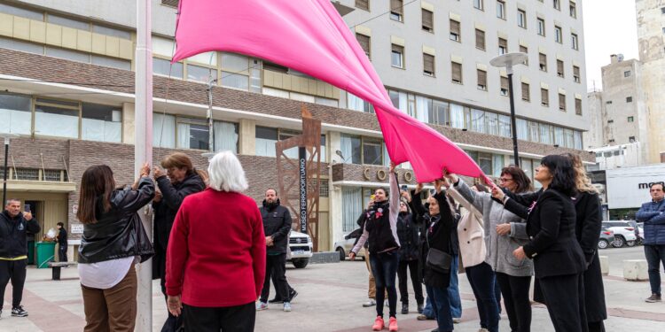 El Municipio acompañó el tradicional izamiento de la bandera rosa