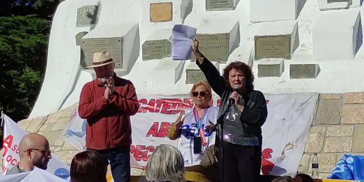 Una multitud volvió a marchar, por quinta vez, en Comodoro en apoyo a las Universidades y en defensa de la democracia