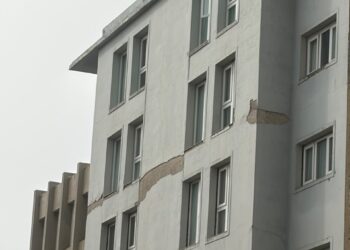 Trabajan para asistir a un hombre en situación de riesgo cerca del Hotel Austral