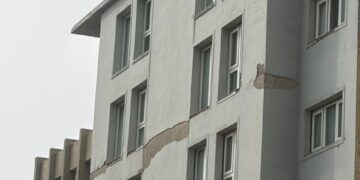 Trabajan para asistir a un hombre en situación de riesgo cerca del Hotel Austral