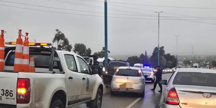 Choque entre un Fiat Palio y una Renault Kangoo en el semáforo de Castelli