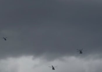 Tres helicópteros sorprendieron a los comodorenses al sobrevolar el centro de la ciudad