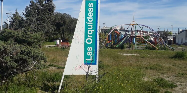 Vecinos reclaman la limpieza de un sector utilizado por familias y deportistas