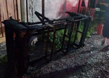 Se incendió un sillón por un presunto cortocircuito y trasladaron a un hombre al hospital