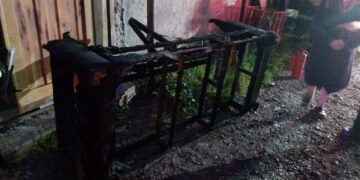 Se incendió un sillón por un presunto cortocircuito y trasladaron a un hombre al hospital