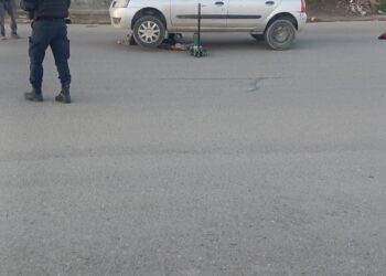 Atropellaron a un hombre en avenida Rivadavia y quedó debajo de un auto