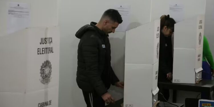 Caos e incertidumbre en Brasil tras decisión judicial de extender horario de votación