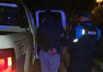 Una mujer agredió a un policía para defender a su pareja y ambos terminaron detenidos