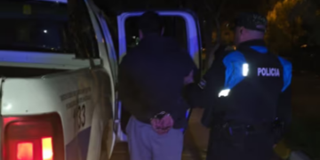 Una mujer agredió a un policía para defender a su pareja y ambos terminaron detenidos