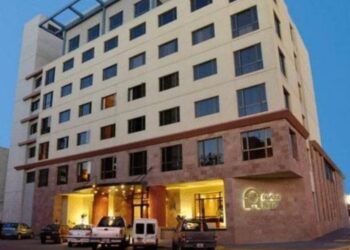 Trabajan para asistir a un hombre en situación de riesgo cerca del Hotel Austral