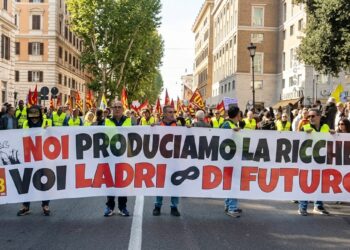 Miles de personas marcharon en Roma contra el costo de vida y el aumento del gasto en Defensa