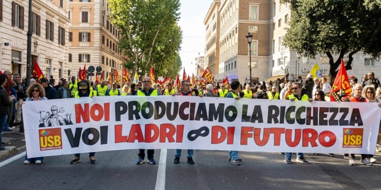 Miles de personas marcharon en Roma contra el costo de vida y el aumento del gasto en Defensa