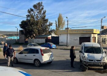 Choque entre un Fiesta y una Kangoo en Juan XXIII terminó sin heridos