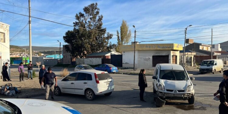 Choque entre un Fiesta y una Kangoo en Juan XXIII terminó sin heridos