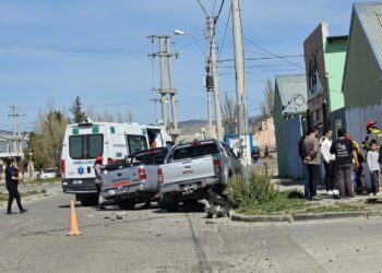 Dos camionetas chocaron en Standart Norte y una conductora manejaba sin licencia