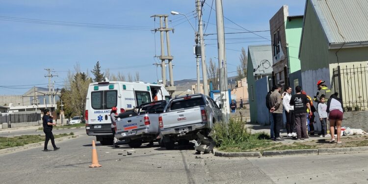 Dos camionetas chocaron en Standart Norte y una conductora manejaba sin licencia