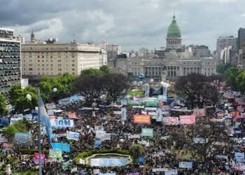 La gente en la calle, Milei en Estados Unidos y sus diputados escondidos tras las cortinas
